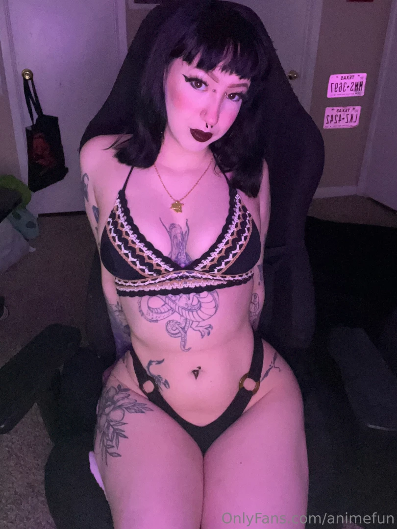 Game on but i might be a little distracted in this set who wants to 