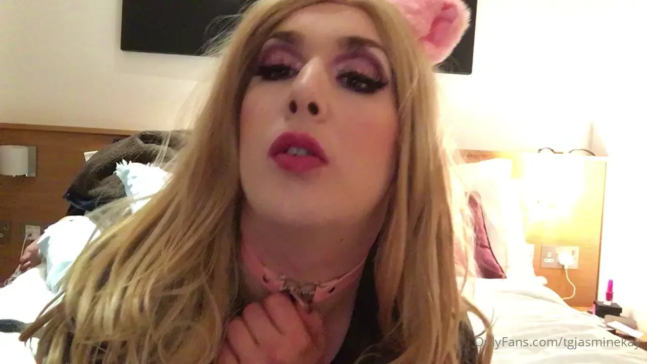 How cute do i look whilst sucking dick huh x 