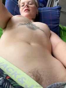 Take off my boxershorts and eat me out now