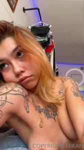 Going live in a jacuzzi in a little should or strip in the jacuzzi