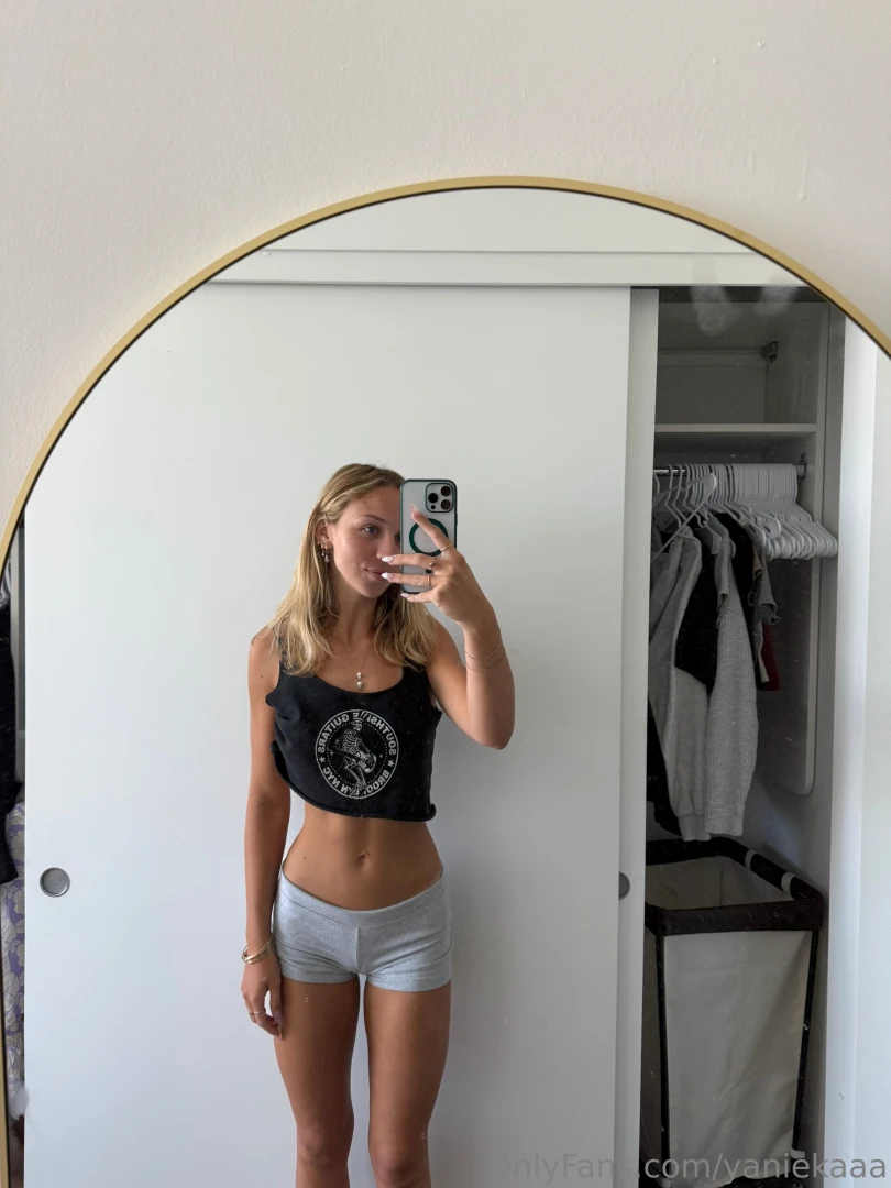 I am backkk live tonight on here at 6pm pst i am sooo excited to be 