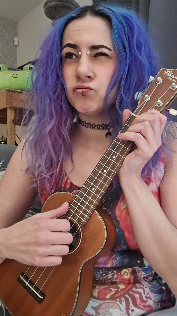 I freakin love playing my uke even if i still kinda suck its sooo 