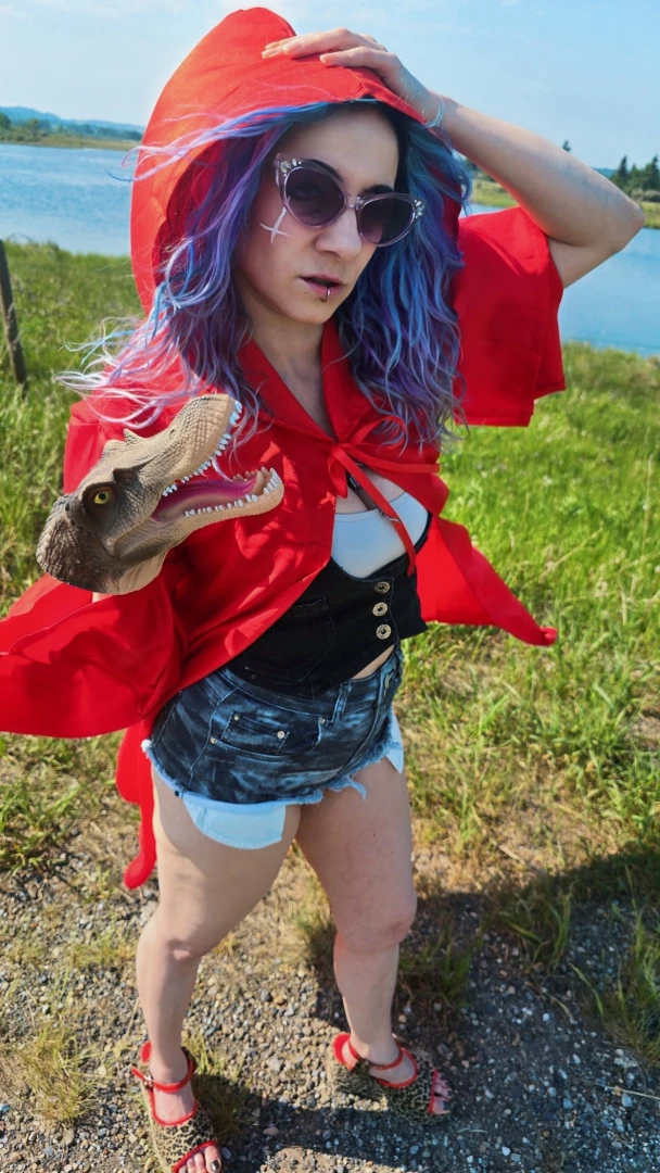 Praise his shiny claws 