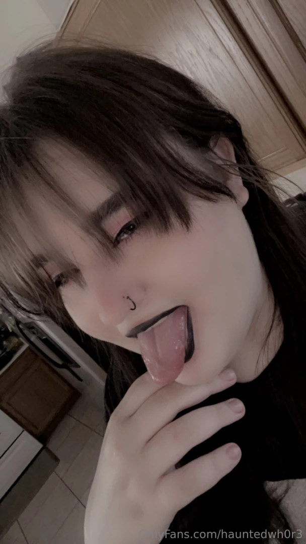 Somethin for you tongue fetish freaks 