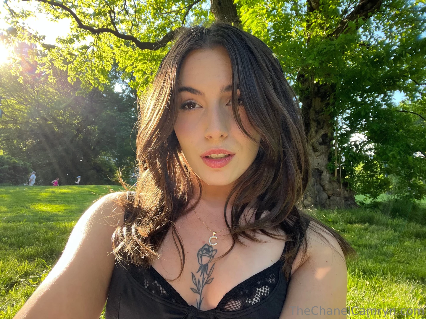 I want to be that cute couple having a picnic in the park 