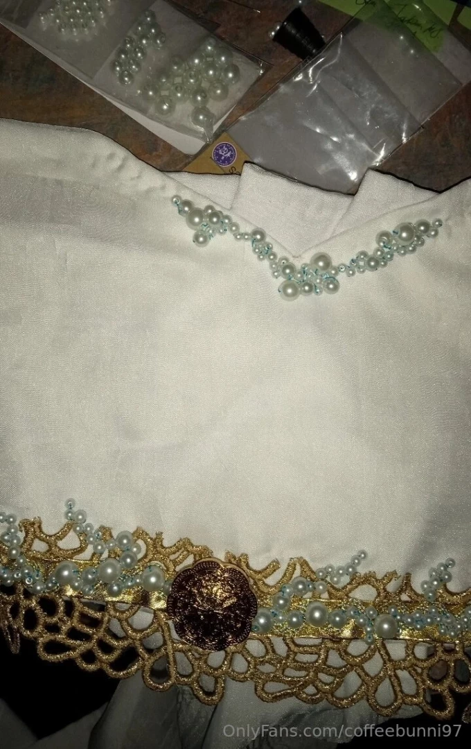 Finished the top pearl part btw these pearl are packages of 135 fake 