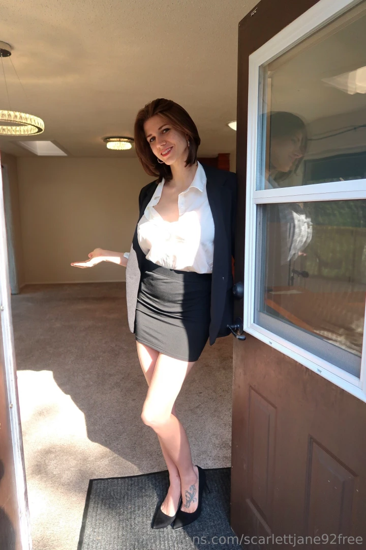 This realtor is ready to do what it takes to get you into a new house 