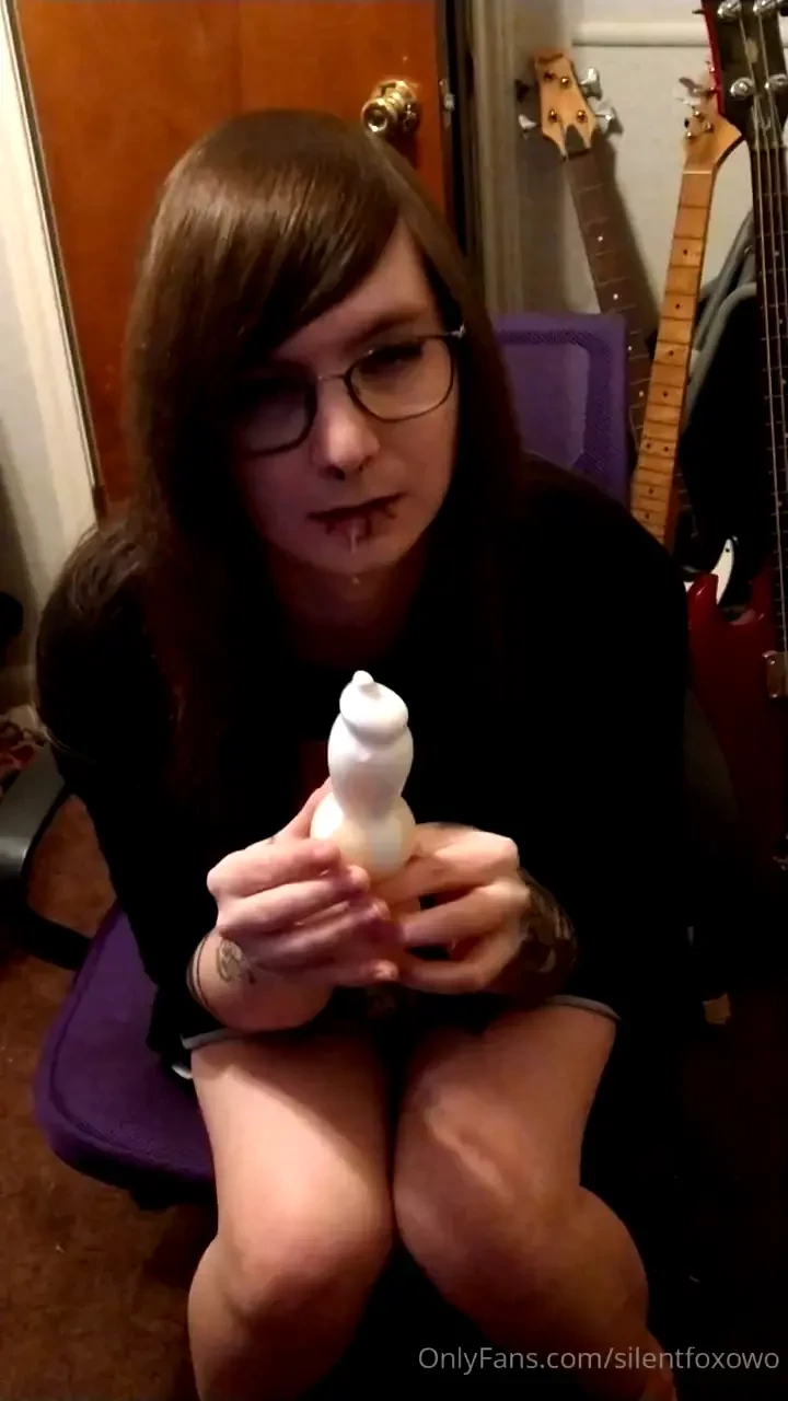 Some videos of me giving head to my toy and riding it 3 from the back part 1 