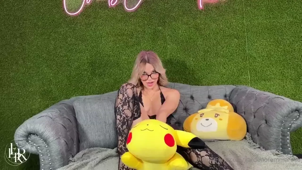 Lonely and horny had to hurry up and make myself cum before daddy came 