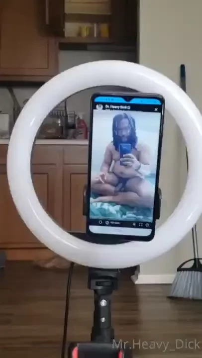 Im live naked and chilling come chat with me 