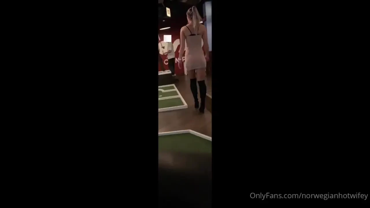 Spilte minigolf med str mper og str mpeholder som var veldig synlig i 