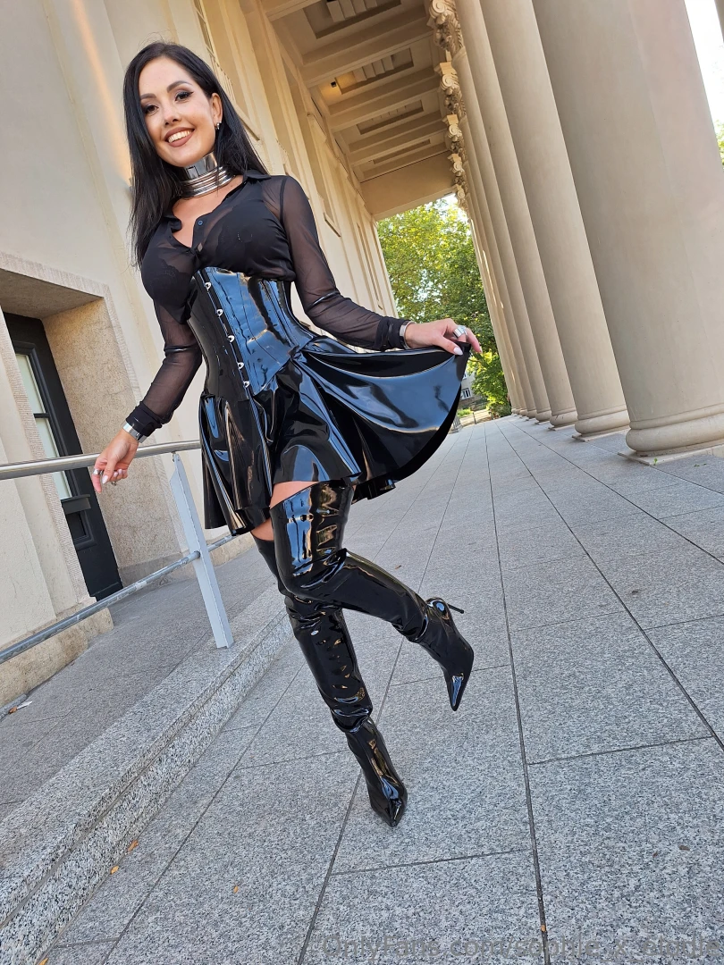 Im kinky latexoutfit und meinen neuen lederstiefeln draussen unterwegs part 1 