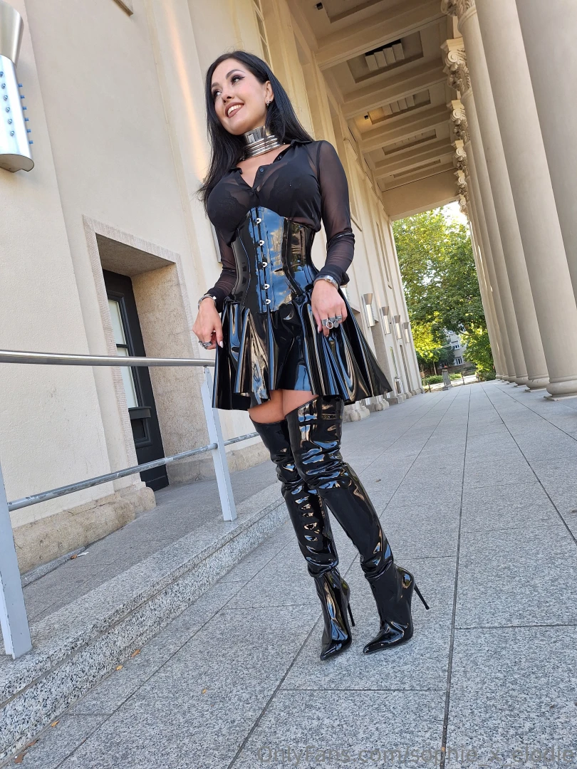 Im kinky latexoutfit und meinen neuen lederstiefeln draussen unterwegs 