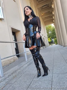 Im kinky latexoutfit und meinen neuen lederstiefeln draussen unterwegs
