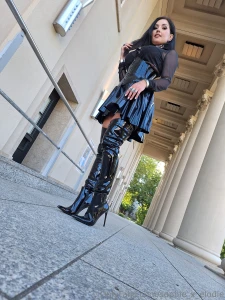 Im kinky latexoutfit und meinen neuen lederstiefeln draussen unterwegs part 5