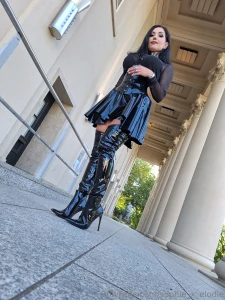 Im kinky latexoutfit und meinen neuen lederstiefeln draussen unterwegs part 6