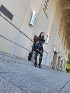 Im kinky latexoutfit und meinen neuen lederstiefeln draussen unterwegs part 8