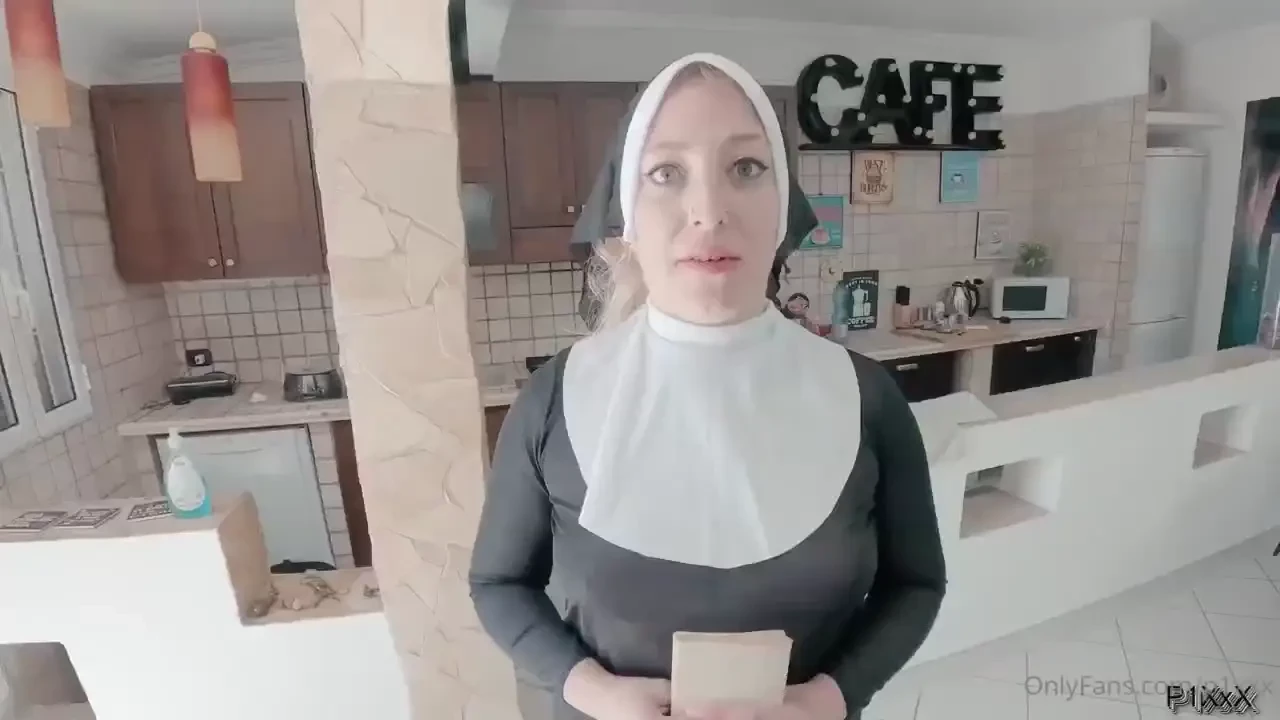 A presto il video di questa bella e sexy suorina pigliacazzi 