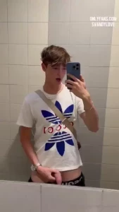 Beating my meat in the toilet on the way to my friends was sooo horny