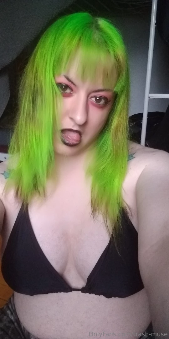 Who thinks i should go back to green hair 