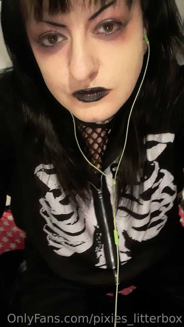 Happy valentines day feeling lonely you can tip me to message me 