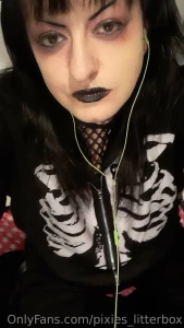 Happy valentines day feeling lonely you can tip me to message me