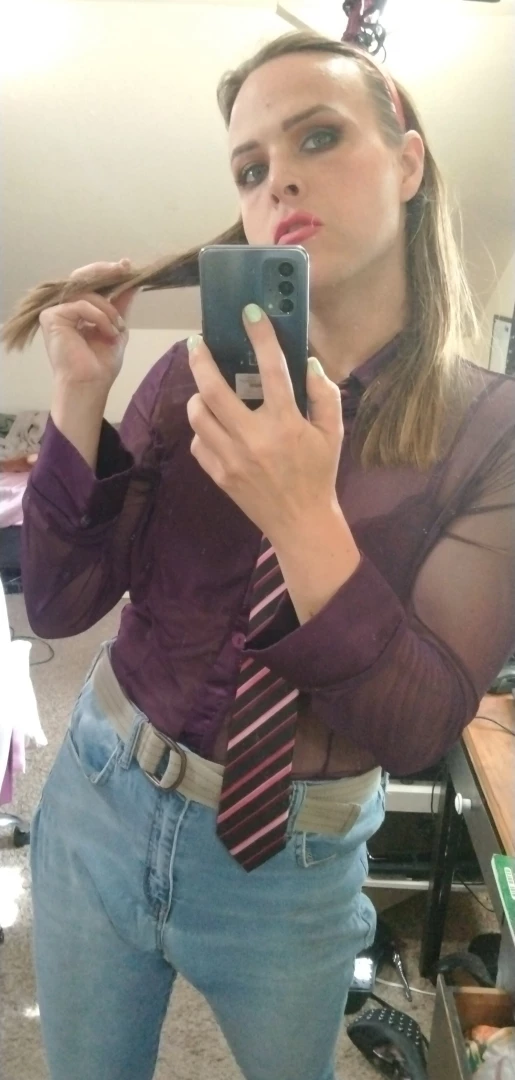 Got a busy day ahead of me but i am available for messaging and custom 