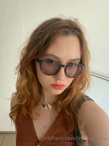 Do you like the color of my lipstick the same color has my pussy see