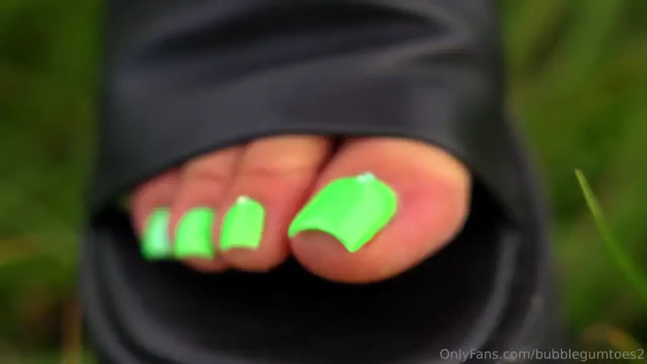 Do you like my long green nails 