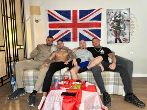 Menuda follada le metimos a este chaval mis amigos ingleses heteros y