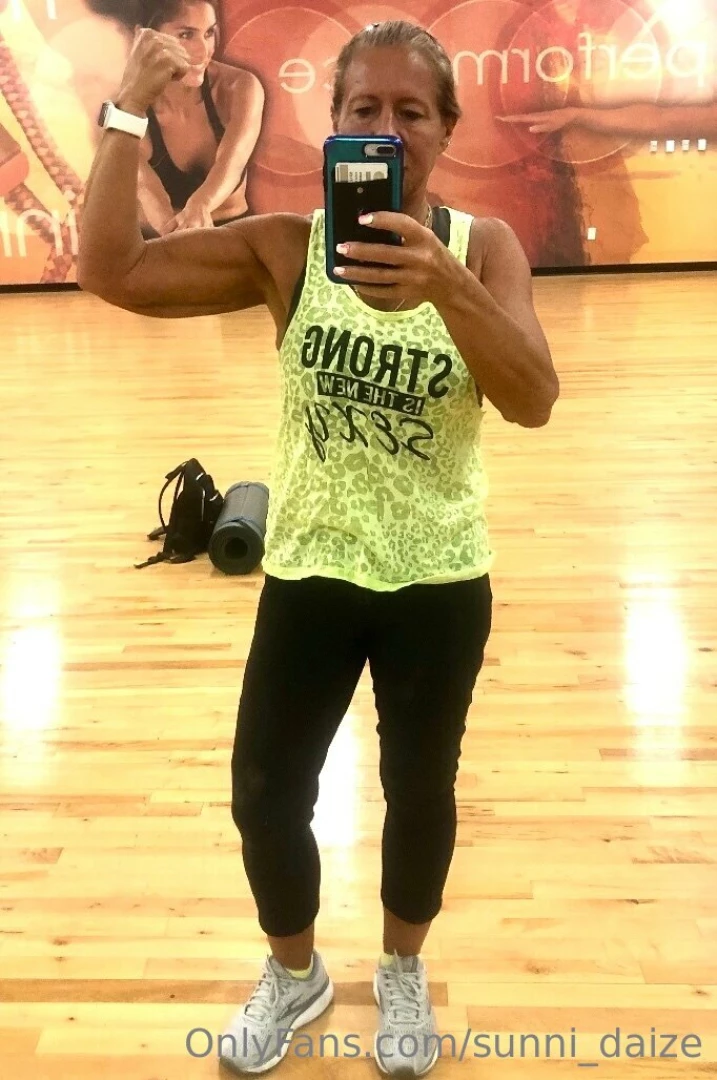 Made to gym to workout my ass so i can look good in this 