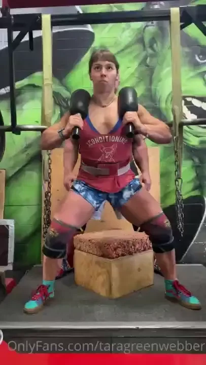 Feeling lean doing some marrs bar squats 