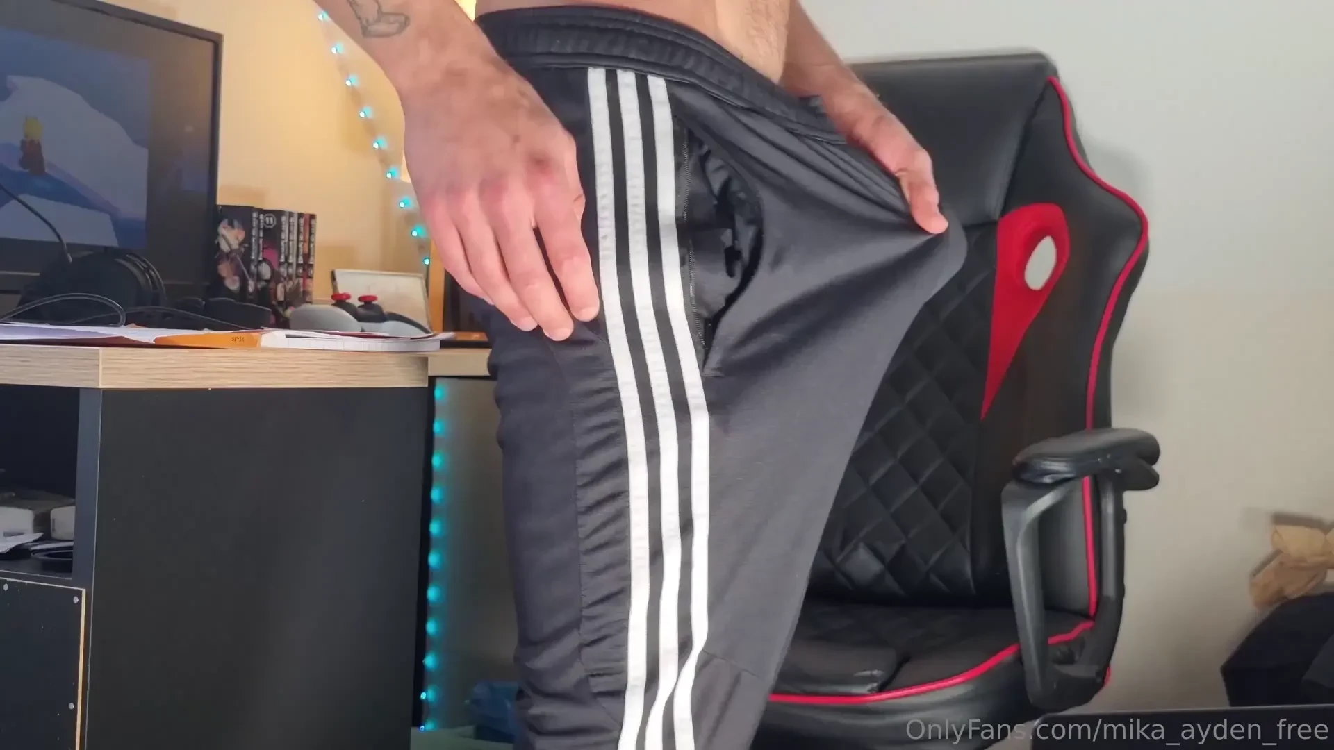 Geek handjob i play with my 2 joysticks 13 minutes choose your plan 1- 