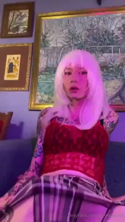 Edging my until it leaks all over my leg i have to grab it and it just 