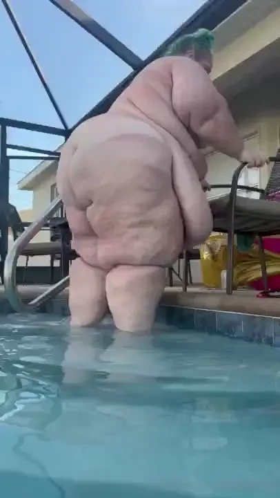 The struggle of getting out of the pool at 600lbs 