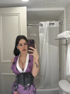 Mirror caught me being a lil distracting