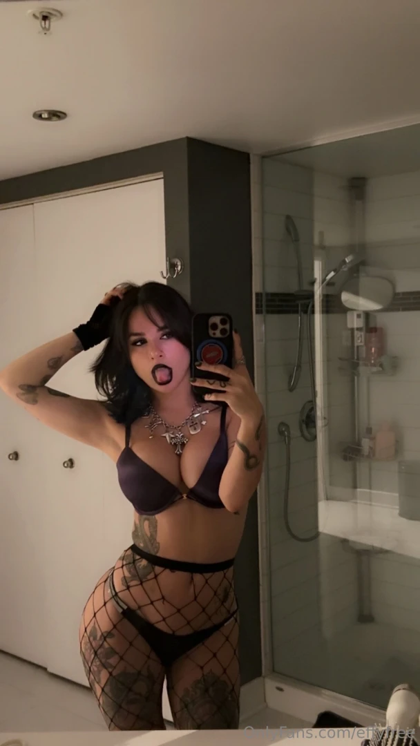 Wanna see the one i took in the shower it s on effycutiexx 