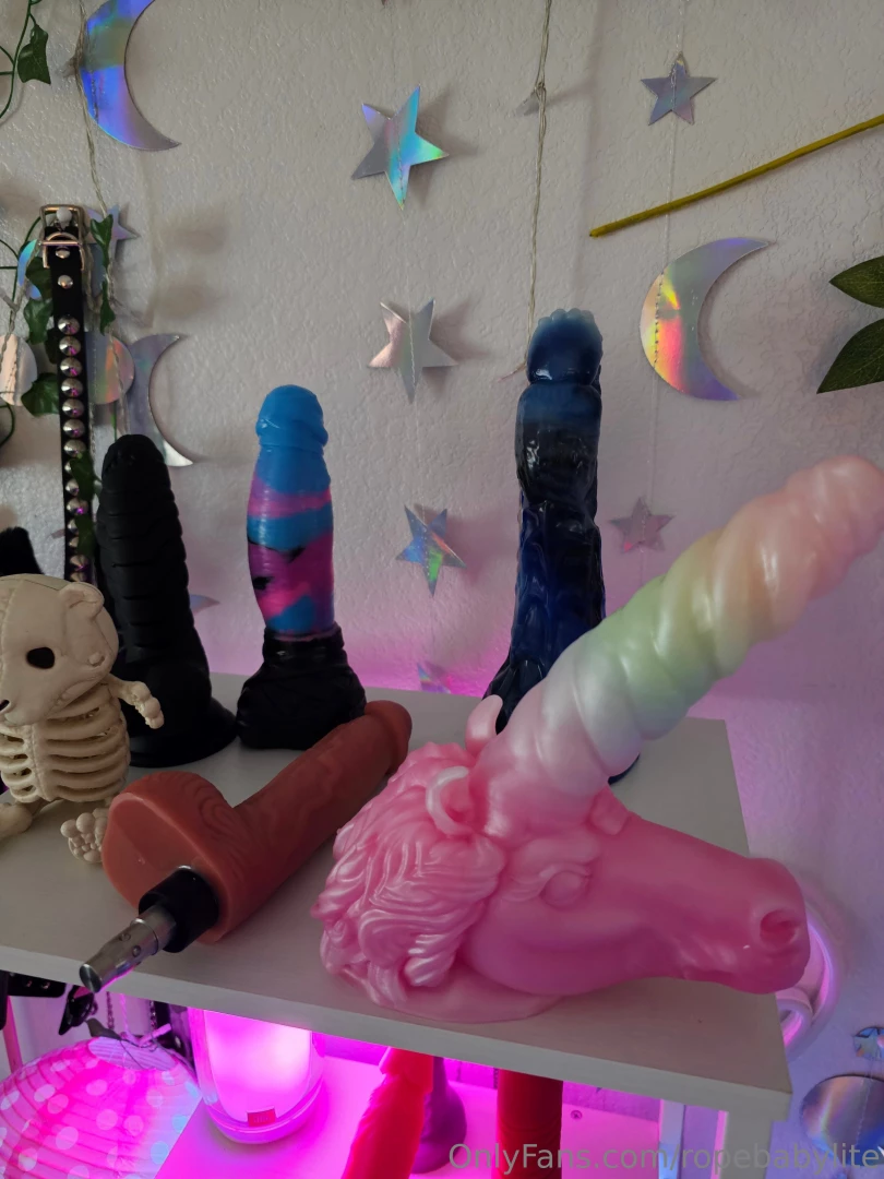 Peachy toyshow tonight getting ready for my anal toy show tonight each 