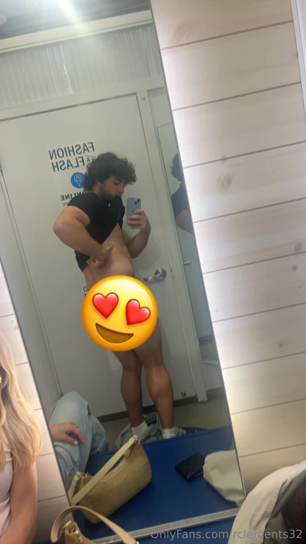 Fitting room things who wants to see the uncensored 