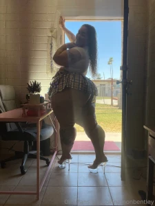 Shaking ass live rn where you at tip menu u in screen