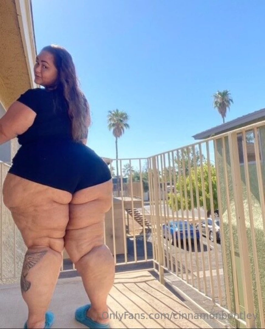 I m on live right now daddy wanna cummm 