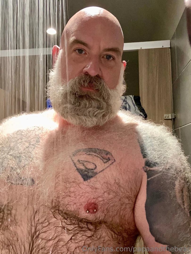 papaandthebear - Would it be an onlyfans without some locker room shots part 1 