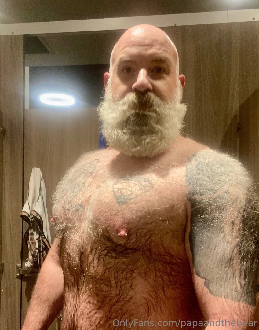 papaandthebear - Would it be an onlyfans without some locker room shots part 4 