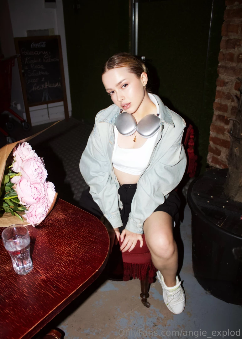 The evening began with friendly conversations over a cup of fragrant 