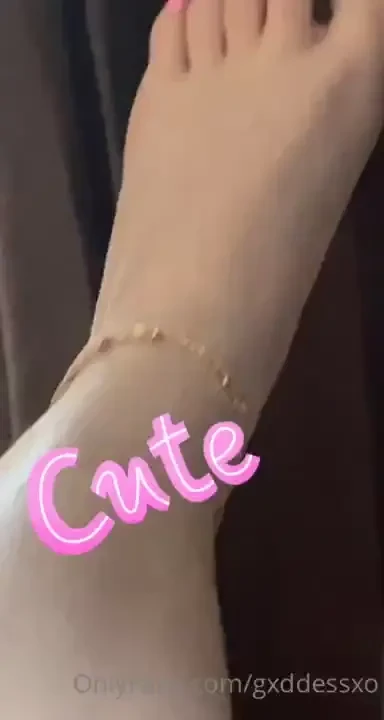 Pretty toes suck on them 