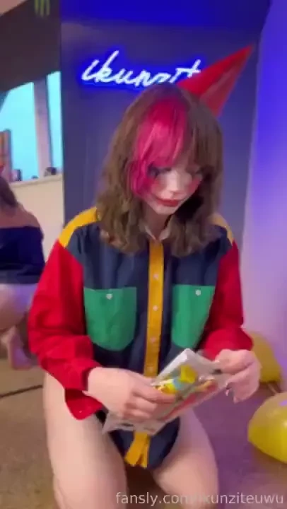 Your clown gf is too dumb to even make balloon animals so she resorts 