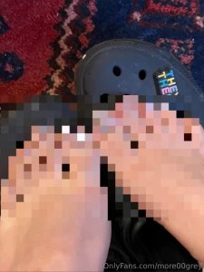 Where my foot freaks at 5 holla to see my cute pedi buttttt i m