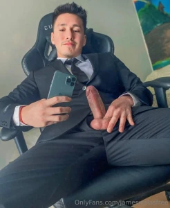 Si el jefe te toca los cojones te lo follas y ya mi vip page a solo 3