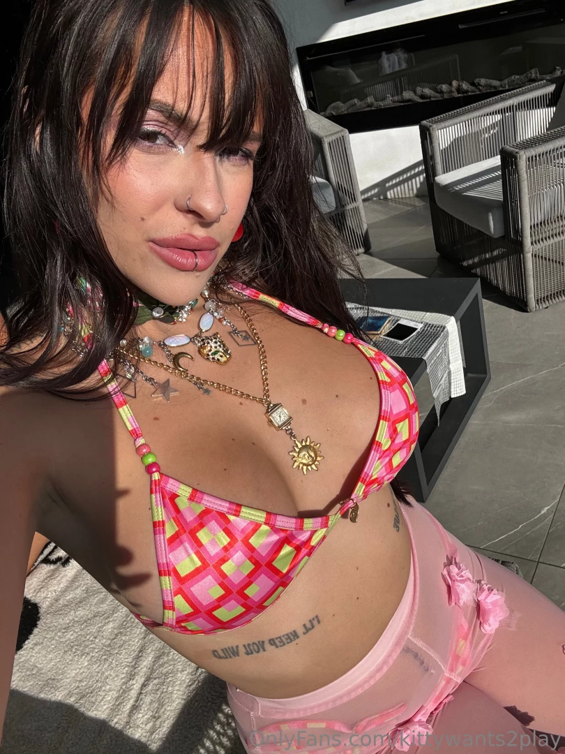 Feeling cheeky wanna play 