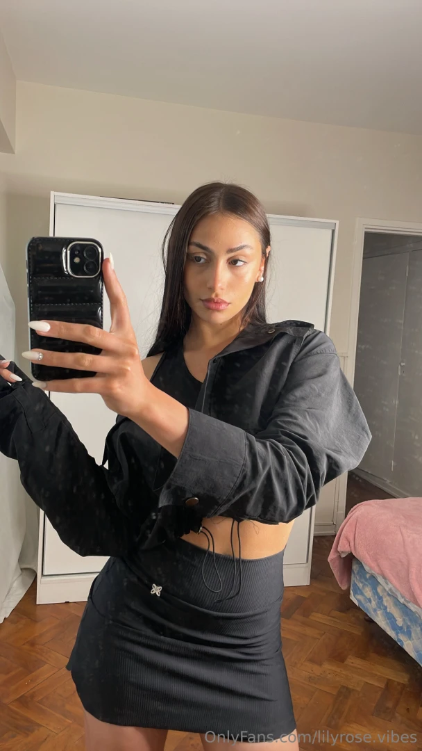 A sweet girl with naughty sides you wanna explore 